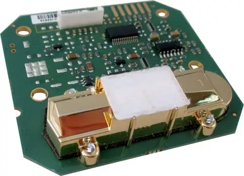 Sensor auf grünem PCB mit goldenen Kontakten und mehreren elektronischen Komponenten. Produkt von Wolf zur CO2-Messung für CWL-D Systeme.
